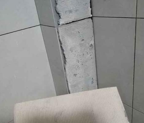 临澧瓷砖空鼓维修公司分享下厨房瓷砖脱落的补救措施。